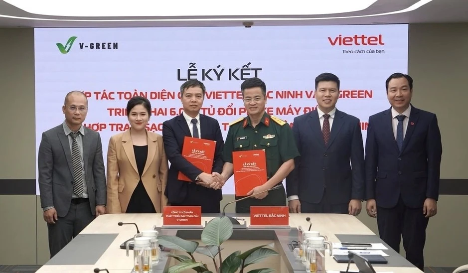 Cú bắt tay của tỷ phú Phạm Nhật Vượng và Viettel Cú bắt tay của tỷ phú Phạm Nhật Vượng và Viettel