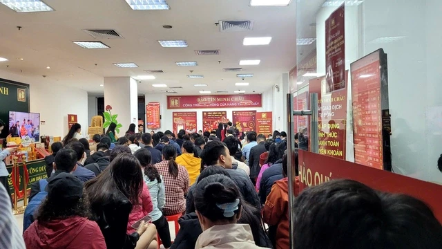 Cửa hàng vàng của Bảo Tín Minh Châu đột ngột đóng cửa, lực lượng chức năng xuất hiện Cửa hàng vàng của Bảo Tín Minh Châu đột ngột đóng cửa, lực lượng chức năng xuất hiện