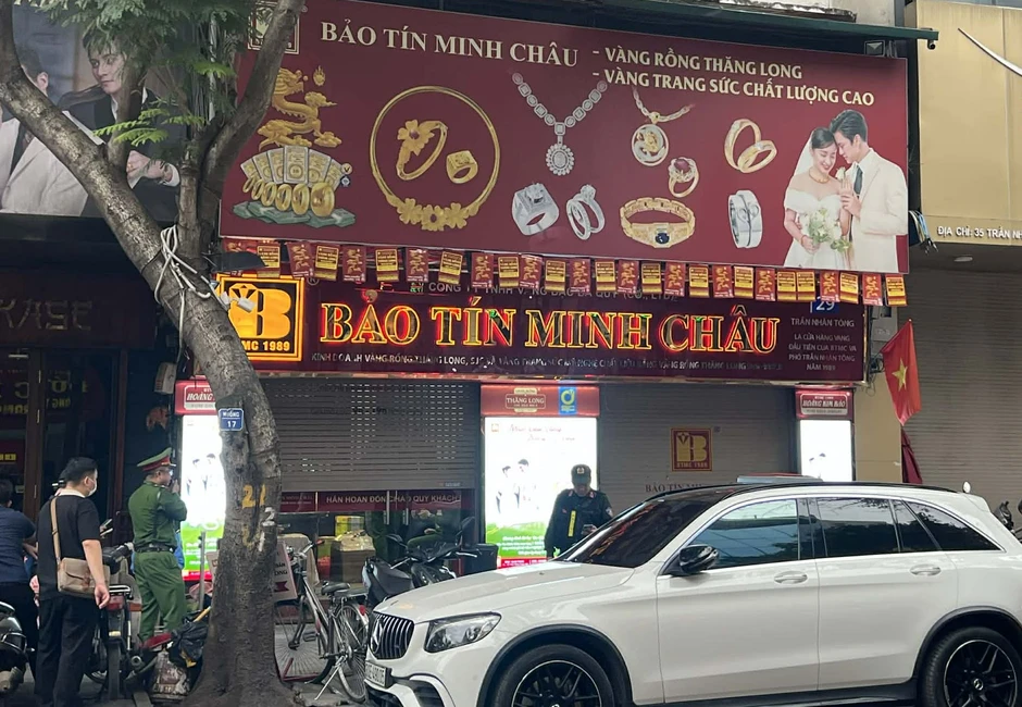 Cửa hàng vàng của Bảo Tín Minh Châu đột ngột đóng cửa, lực lượng chức năng xuất hiện Cửa hàng vàng của Bảo Tín Minh Châu đột ngột đóng cửa, lực lượng chức năng xuất hiện