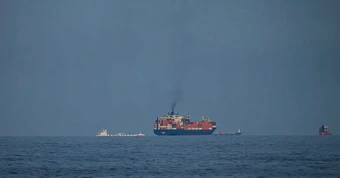 Đang vượt Eo biển Hormuz, 2 tàu chở hàng của một 'quốc gia thân thiện' với Iran bất ngờ quay đầu không thể di chuyển tiếp