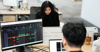 Dầu khí, bất động sản, chứng khoán giảm mạnh, VN-Index mất mốc 1.800 điểm