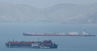 Dầu múc lên không kịp bán, tàu phải chờ 30 ngày mới đến lượt nhận hàng - Venezuela vẫn chưa vui nổi