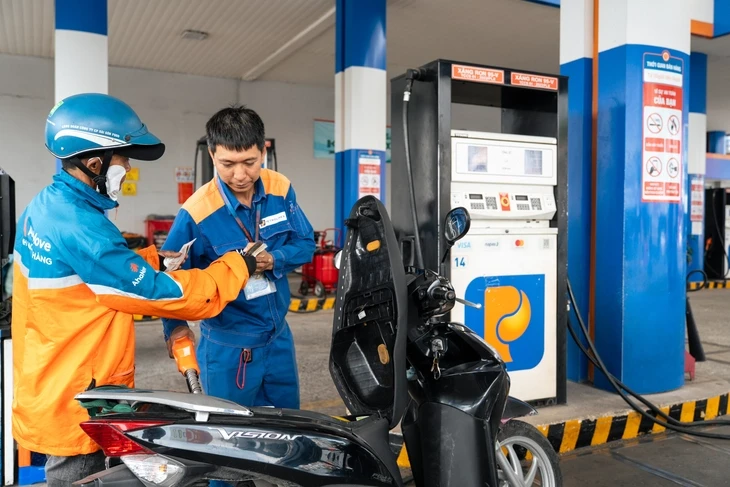 Đề xuất 8.000 tỉ ngân sách tạm ứng bình ổn giá xăng dầu sẽ chuyển vào tài khoản được phong tỏa Đề xuất 8.000 tỉ ngân sách tạm ứng bình ổn giá xăng dầu sẽ chuyển vào tài khoản được phong tỏa