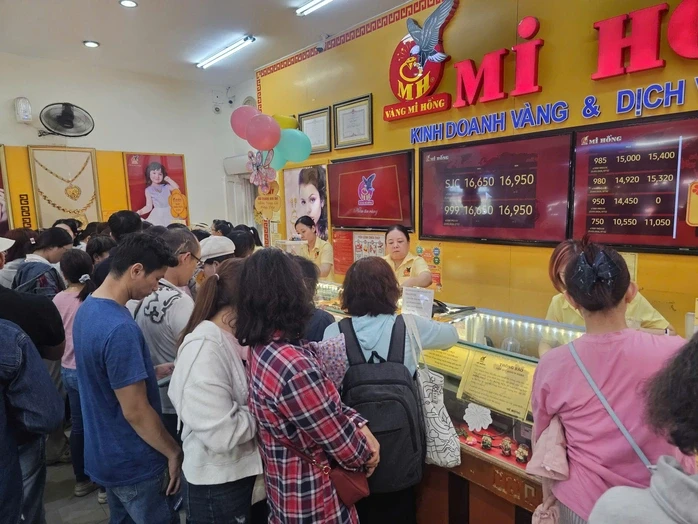 Diễn biến ở tiệm vàng khi giá giảm về dưới 170 triệu đồng/lượng Diễn biến ở tiệm vàng khi giá giảm về dưới 170 triệu đồng/lượng