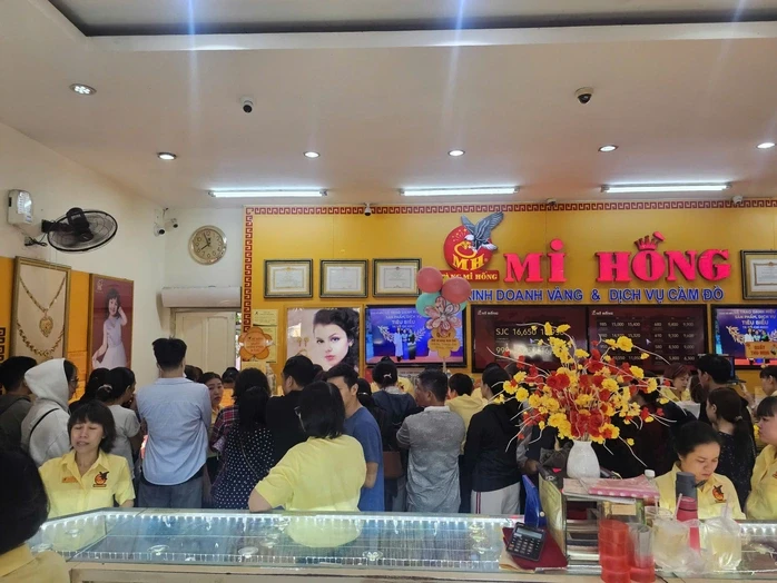 Diễn biến ở tiệm vàng khi giá giảm về dưới 170 triệu đồng/lượng Diễn biến ở tiệm vàng khi giá giảm về dưới 170 triệu đồng/lượng
