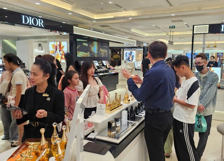 Dịp lễ 30-4: người dân TP.HCM không đi xa, dành tiền vào trung tâm thương mại 'săn sale'