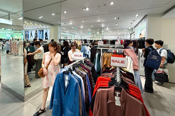 Dịp lễ 30-4: người dân TP.HCM không đi xa, dành tiền vào trung tâm thương mại 'săn sale'