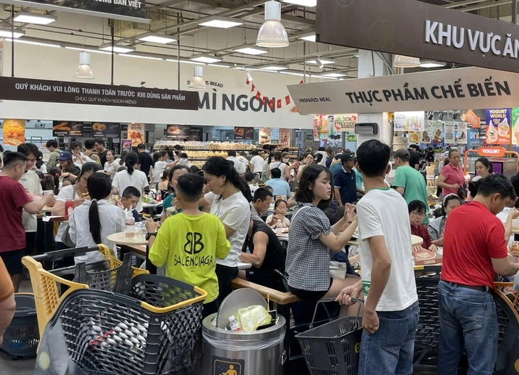 Dịp lễ 30-4: người dân TP.HCM không đi xa, dành tiền vào trung tâm thương mại 'săn sale'