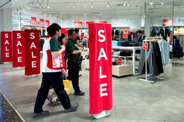 Dịp lễ 30-4: người dân TP.HCM không đi xa, dành tiền vào trung tâm thương mại 'săn sale'