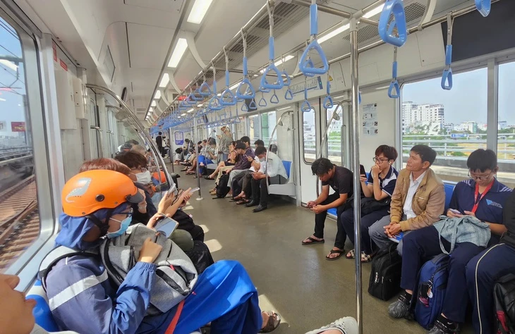 Dịp lễ 30-4: người dân TP.HCM không đi xa, dành tiền vào trung tâm thương mại 'săn sale'