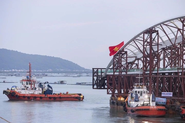 Đoàn lai dắt sà lan chở nhịp cầu lá dừa 3.400 tấn kết thúc ngày đầu Đoàn lai dắt sà lan chở nhịp cầu lá dừa 3.400 tấn kết thúc ngày đầu