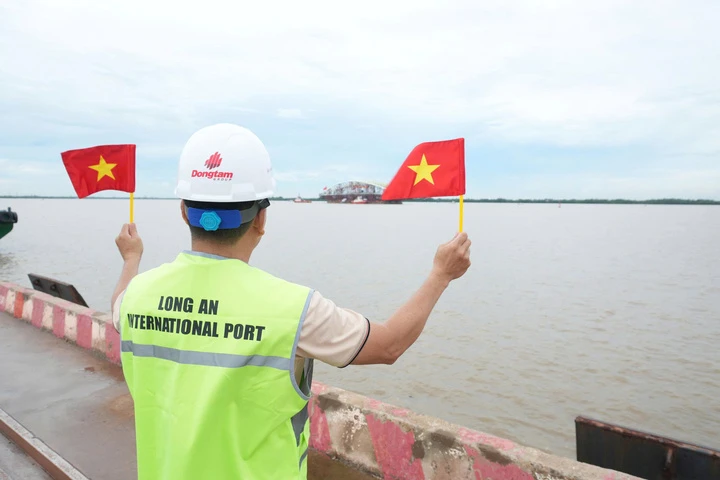 Đoàn lai dắt sà lan chở nhịp cầu lá dừa 3.400 tấn kết thúc ngày đầu Đoàn lai dắt sà lan chở nhịp cầu lá dừa 3.400 tấn kết thúc ngày đầu