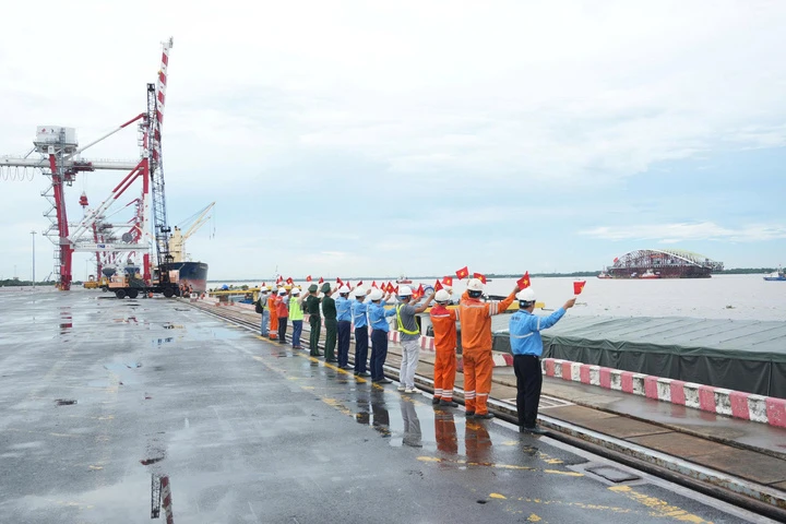 Đoàn lai dắt sà lan chở nhịp cầu lá dừa 3.400 tấn kết thúc ngày đầu Đoàn lai dắt sà lan chở nhịp cầu lá dừa 3.400 tấn kết thúc ngày đầu