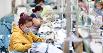 Doanh nghiệp đầu tư công nghệ để vượt 'bão'