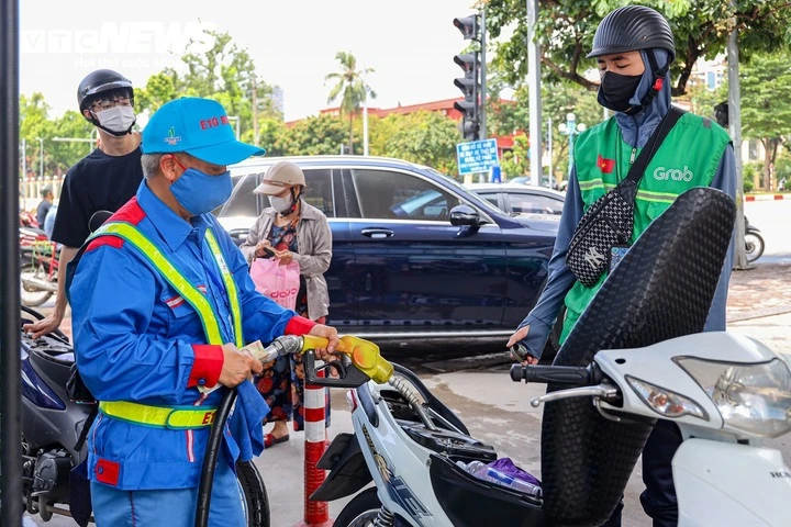Doanh nghiệp tự quyết giá xăng dầu nhưng công bố giá mới ít nhất trước 30 phút Doanh nghiệp tự quyết giá xăng dầu nhưng công bố giá mới ít nhất trước 30 phút