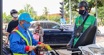 Doanh nghiệp tự quyết giá xăng dầu nhưng công bố giá mới ít nhất trước 30 phút