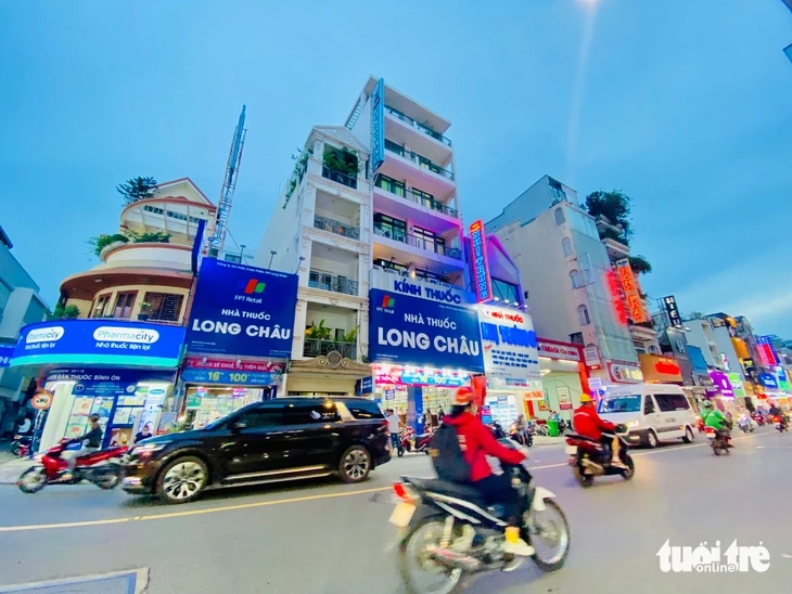 Doanh thu hơn 10.300 tỉ đồng chỉ trong một quý, Long Châu chặn thuốc giả và giữ giá ra sao? Doanh thu hơn 10.300 tỉ đồng chỉ trong một quý, Long Châu chặn thuốc giả và giữ giá ra sao?