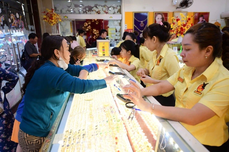 Đọc nhanh 12-6: Chứng khoán Mỹ vọt lên, giá vàng thế giới đảo chiều sau chuỗi giảm Đọc nhanh 12-6: Chứng khoán Mỹ vọt lên, giá vàng thế giới đảo chiều sau chuỗi giảm