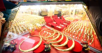Đọc nhanh 15-5: Giá dầu neo cao, USD mạnh gây sức ép lên vàng