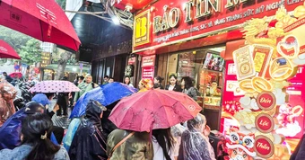 Đội mưa đi mua vàng ngày vía Thần Tài