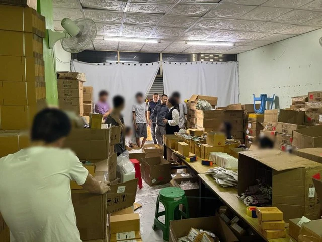 Đột kích 5 căn nhà, công an phát hiện đường dây sản xuất mỹ phẩm giả do người Trung Quốc điều hành, tịch thu hơn 700.000 sản phẩm Đột kích 5 căn nhà, công an phát hiện đường dây sản xuất mỹ phẩm giả do người Trung Quốc điều hành, tịch thu hơn 700.000 sản phẩm