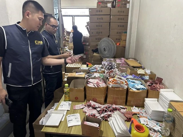 Đột kích 5 căn nhà, công an phát hiện đường dây sản xuất mỹ phẩm giả do người Trung Quốc điều hành, tịch thu hơn 700.000 sản phẩm Đột kích 5 căn nhà, công an phát hiện đường dây sản xuất mỹ phẩm giả do người Trung Quốc điều hành, tịch thu hơn 700.000 sản phẩm