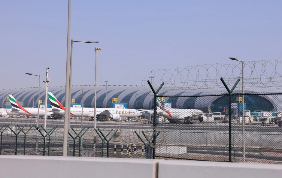 Drone tấn công gần sân bay Dubai, hàng loạt chuyến bay ảnh hưởng Drone tấn công gần sân bay Dubai, hàng loạt chuyến bay ảnh hưởng