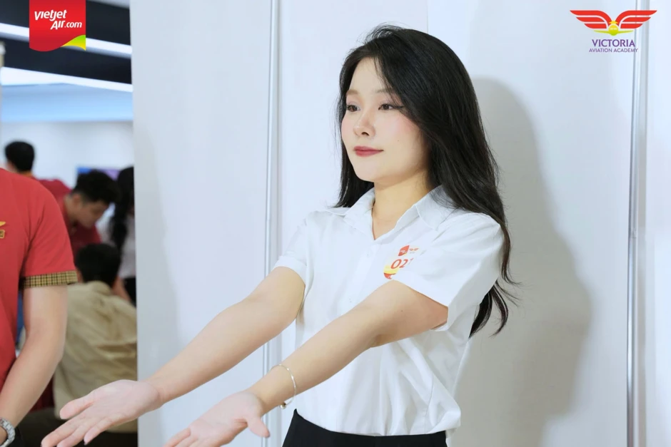 Đúng 2 ngày nữa, tỷ phú Nguyễn Thị Phương Thảo tuyển thêm 300 người mới về làm việc, yêu cầu cận không quá 3 độ, không niềng răng, thu nhập tới 30 triệu đồng/tháng