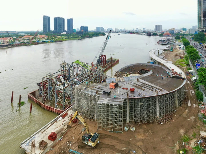 Đúng 4h sáng nay 18/10: Khối thép 3.400 tấn hình lá dừa bắt đầu đi 124km đường sông về TP.HCM, mọi tàu thuyền phải tránh xa 5km Đúng 4h sáng nay 18/10: Khối thép 3.400 tấn hình lá dừa bắt đầu đi 124km đường sông về TP.HCM, mọi tàu thuyền phải tránh xa 5km