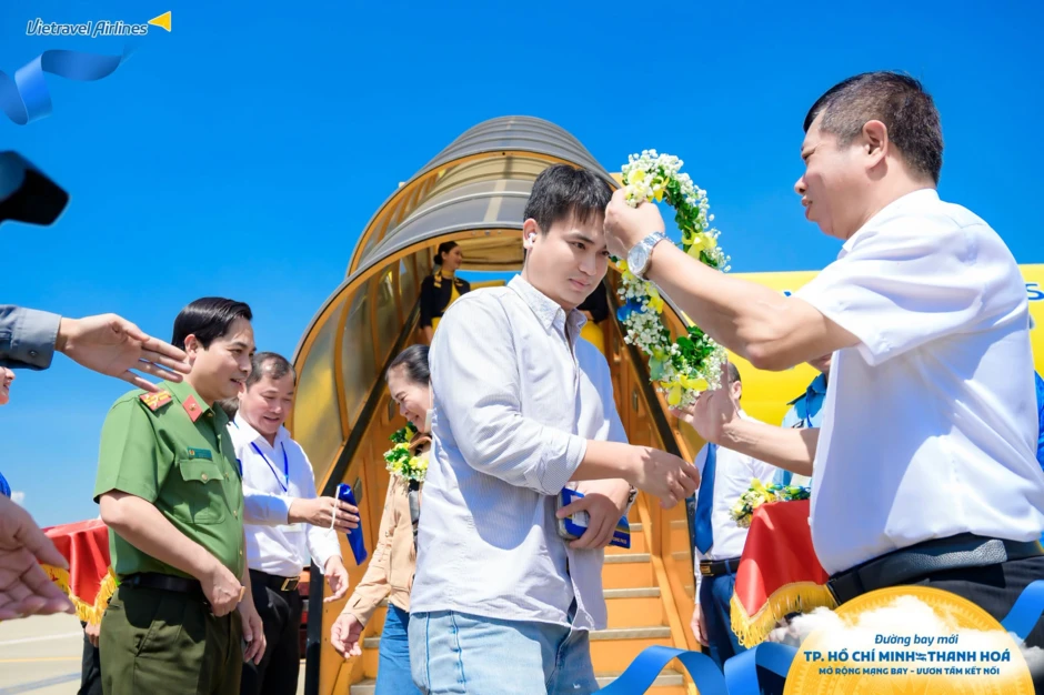 Đúng sáng 1/10, chiếc Airbus đặc biệt chở hơn 100 hành khách hạ cánh sân bay Thanh Hóa, Giám đốc cảng hàng không trực tiếp có mặt Đúng sáng 1/10, chiếc Airbus đặc biệt chở hơn 100 hành khách hạ cánh sân bay Thanh Hóa, Giám đốc cảng hàng không trực tiếp có mặt