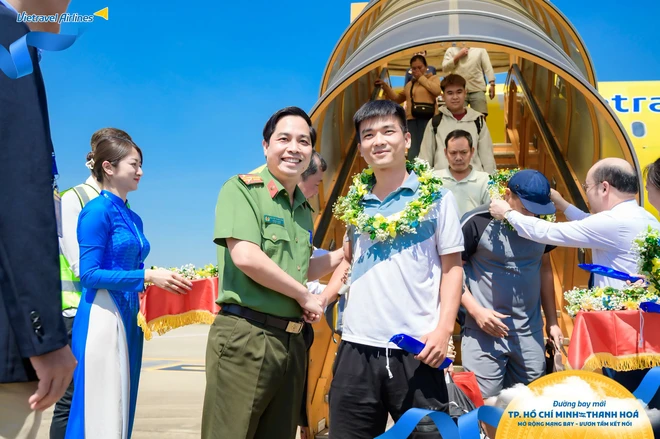 Đúng sáng 1/10, chiếc Airbus đặc biệt chở hơn 100 hành khách hạ cánh sân bay Thanh Hóa, Giám đốc cảng hàng không trực tiếp có mặt Đúng sáng 1/10, chiếc Airbus đặc biệt chở hơn 100 hành khách hạ cánh sân bay Thanh Hóa, Giám đốc cảng hàng không trực tiếp có mặt