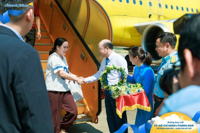 Đúng sáng 1/10, chiếc Airbus đặc biệt chở hơn 100 hành khách hạ cánh sân bay Thanh Hóa, Giám đốc cảng hàng không trực tiếp có mặt Đúng sáng 1/10, chiếc Airbus đặc biệt chở hơn 100 hành khách hạ cánh sân bay Thanh Hóa, Giám đốc cảng hàng không trực tiếp có mặt