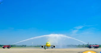 Đúng sáng 1/10, chiếc Airbus đặc biệt chở hơn 100 hành khách hạ cánh sân bay Thanh Hóa, Giám đốc cảng hàng không trực tiếp có mặt