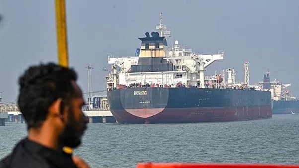 Được Mỹ 'bật đèn xanh', tàu chở 600.000 thùng dầu Iran ung dung vượt eo biển Hormuz đến thẳng một quốc gia, không phải Nga hay Trung Quốc Được Mỹ 'bật đèn xanh', tàu chở 600.000 thùng dầu Iran ung dung vượt eo biển Hormuz đến thẳng một quốc gia, không phải Nga hay Trung Quốc