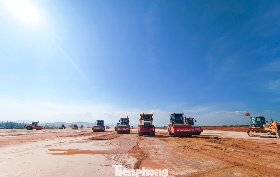 Đường băng sân bay Phù Cát hơn 3.200 tỷ thi công suốt ngày đêm Đường băng sân bay Phù Cát hơn 3.200 tỷ thi công suốt ngày đêm