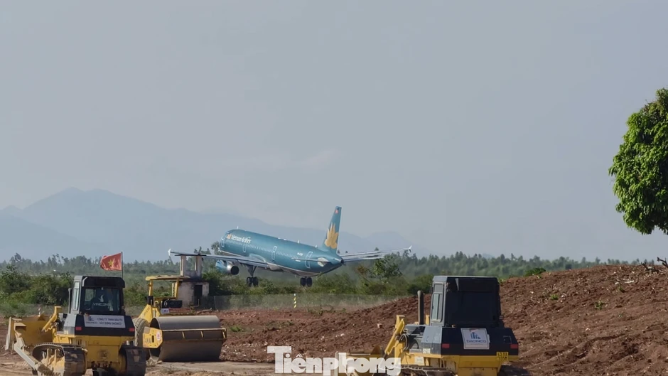 Đường băng sân bay Phù Cát hơn 3.200 tỷ thi công suốt ngày đêm Đường băng sân bay Phù Cát hơn 3.200 tỷ thi công suốt ngày đêm