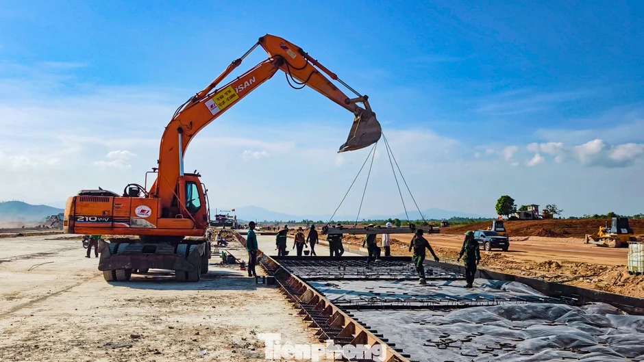 Đường băng sân bay Phù Cát hơn 3.200 tỷ thi công suốt ngày đêm Đường băng sân bay Phù Cát hơn 3.200 tỷ thi công suốt ngày đêm