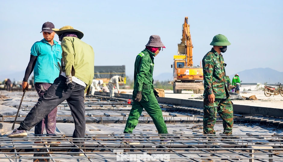 Đường băng sân bay Phù Cát hơn 3.200 tỷ thi công suốt ngày đêm Đường băng sân bay Phù Cát hơn 3.200 tỷ thi công suốt ngày đêm