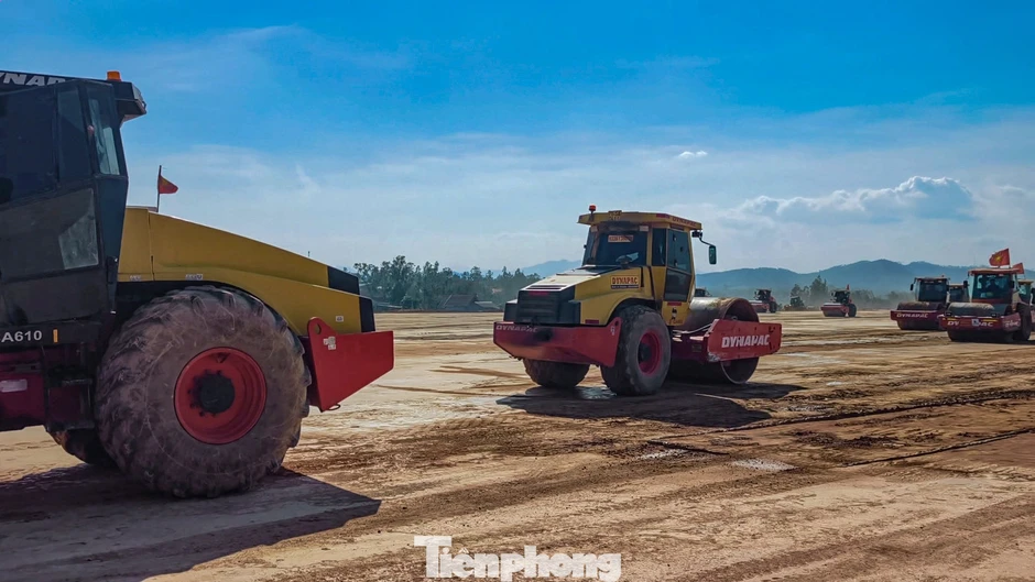 Đường băng sân bay Phù Cát hơn 3.200 tỷ thi công suốt ngày đêm Đường băng sân bay Phù Cát hơn 3.200 tỷ thi công suốt ngày đêm