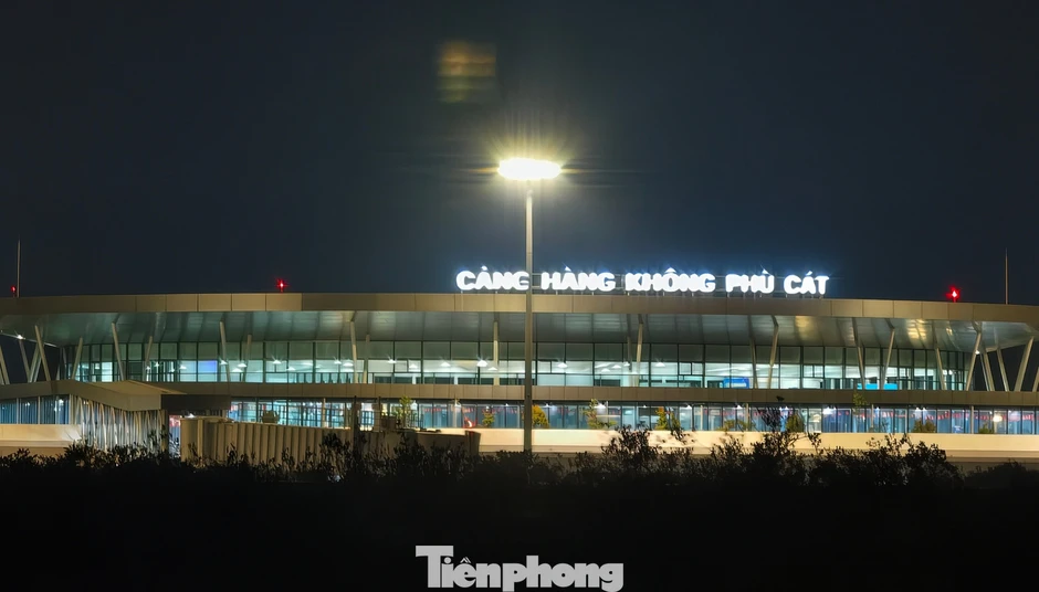 Đường băng sân bay Phù Cát hơn 3.200 tỷ thi công suốt ngày đêm Đường băng sân bay Phù Cát hơn 3.200 tỷ thi công suốt ngày đêm