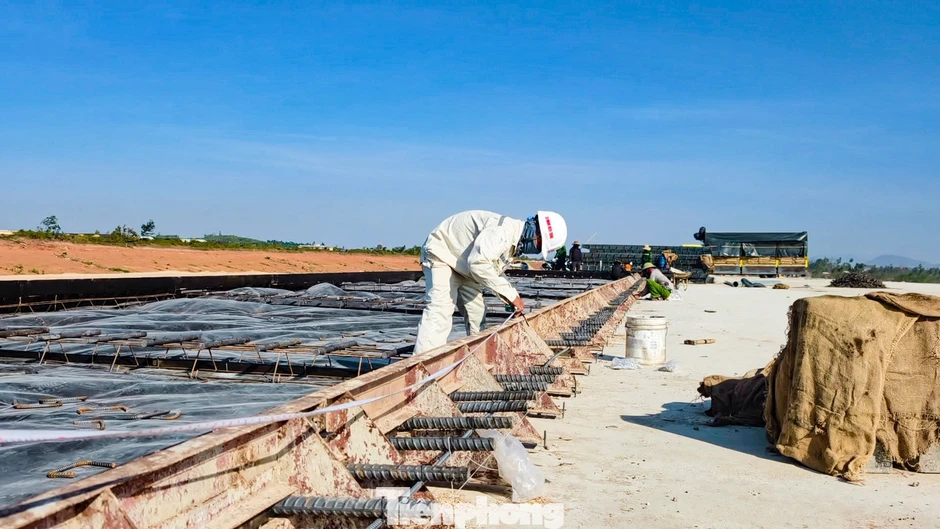 Đường băng sân bay Phù Cát hơn 3.200 tỷ thi công suốt ngày đêm Đường băng sân bay Phù Cát hơn 3.200 tỷ thi công suốt ngày đêm