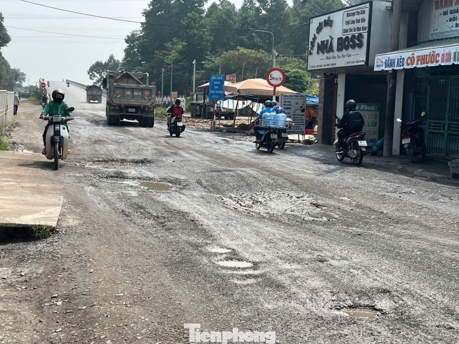 Đường dân sinh sát nách cao tốc Biên Hòa - Vũng Tàu bị 'băm nát' Đường dân sinh sát nách cao tốc Biên Hòa - Vũng Tàu bị 'băm nát'