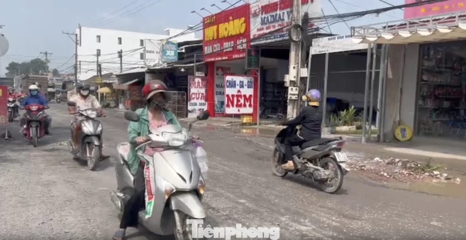 Đường dân sinh sát nách cao tốc Biên Hòa - Vũng Tàu bị 'băm nát' Đường dân sinh sát nách cao tốc Biên Hòa - Vũng Tàu bị 'băm nát'