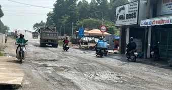 Đường dân sinh sát nách cao tốc Biên Hòa - Vũng Tàu bị 'băm nát'