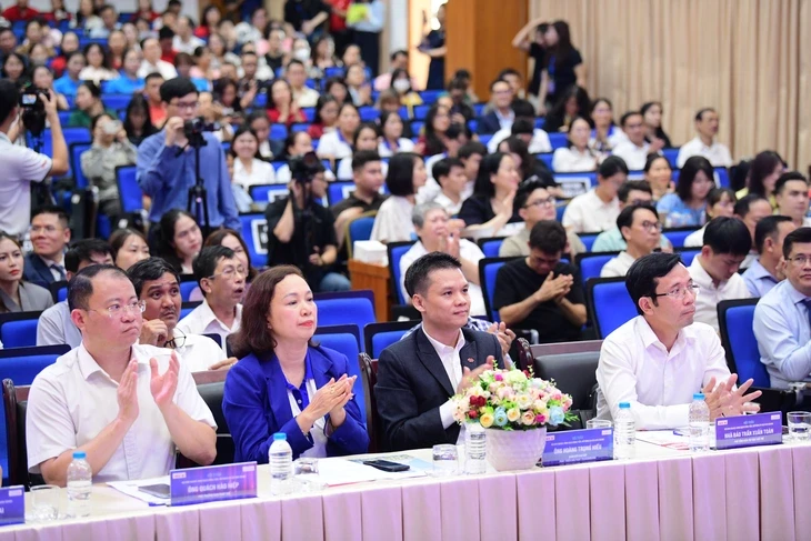 Gần 400 hộ kinh doanh, tiểu thương dự hội thảo về thuế: Hỗ trợ hộ kinh doanh hiểu đúng, làm đúng