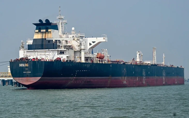 Giá dầu tăng vọt 12% khi xung đột Iran chưa có dấu hiệu hạ nhiệt