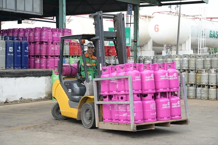Giá gas tăng thêm hơn 100.000 đồng bình 45kg, riêng Gas Petrolimex giữ giá ổn định Giá gas tăng thêm hơn 100.000 đồng bình 45kg, riêng Gas Petrolimex giữ giá ổn định