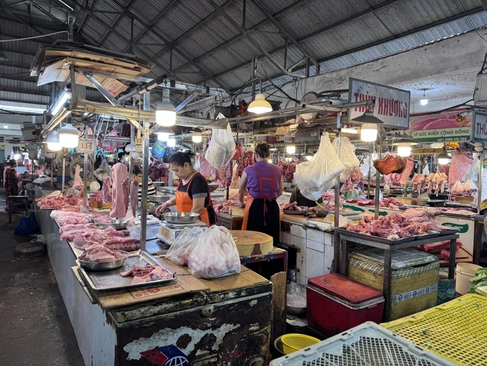 Giá heo hơi hôm nay, 11-4: Tiếp tục giảm ở chợ đầu mối Giá heo hơi hôm nay, 11-4: Tiếp tục giảm ở chợ đầu mối