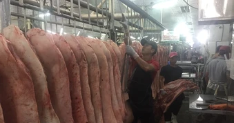 Giá heo hơi hôm nay 2 - 4 giảm mạnh tại chợ đầu mối Hóc Môn