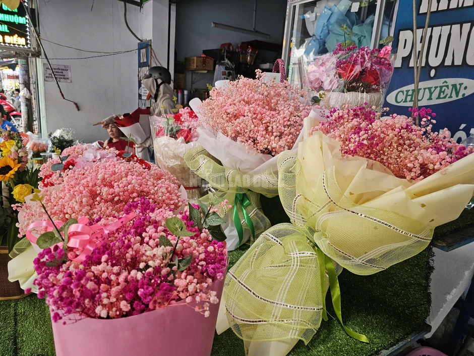 Giá hoa ngày 8-3 tăng mạnh, có loại gấp gần 10 lần Giá hoa ngày 8-3 tăng mạnh, có loại gấp gần 10 lần